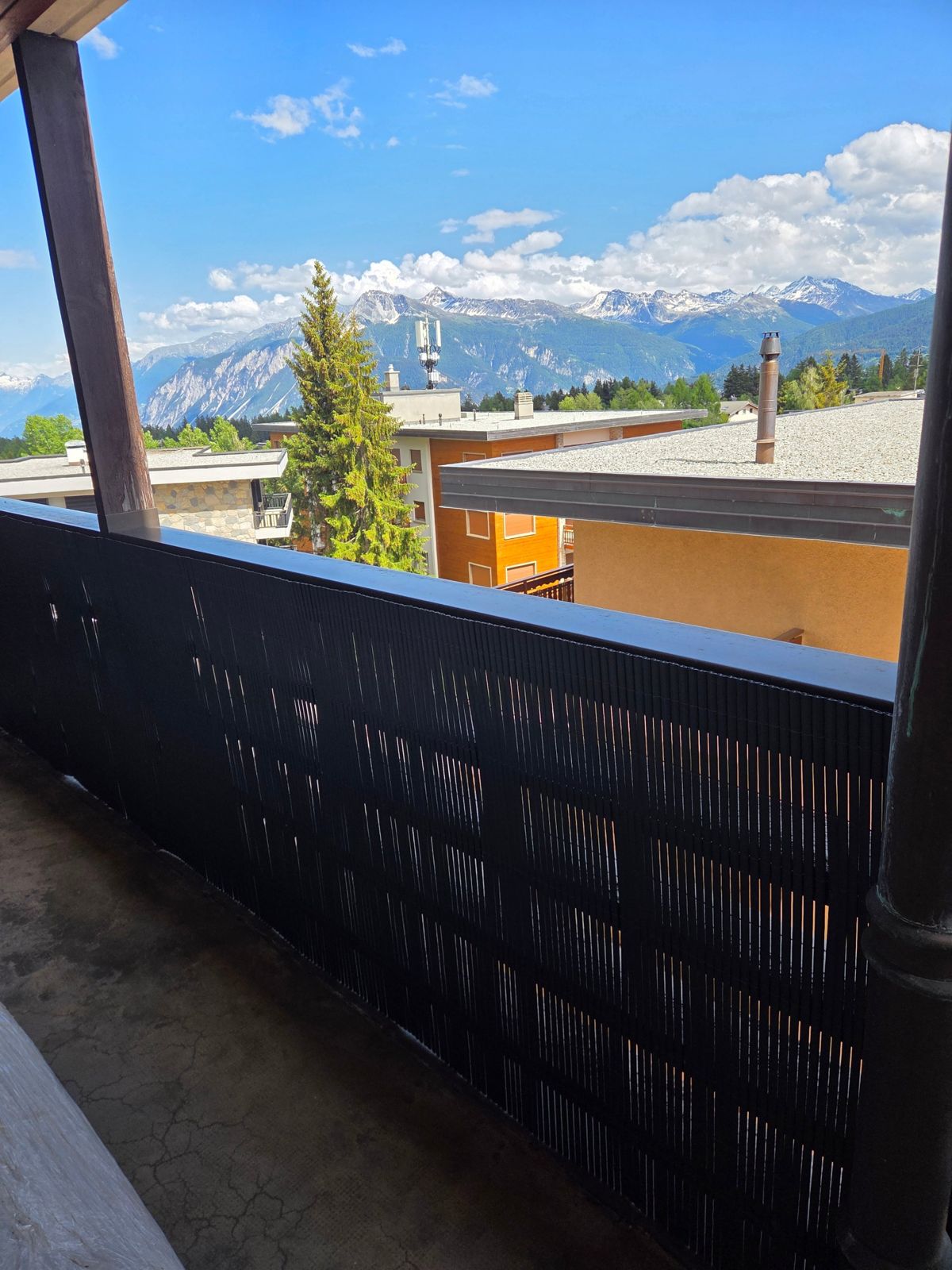Grand balcon couvert avec vue sur les montagnes